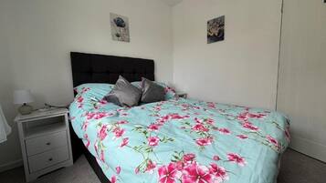 3 bedrooms, iron/ironing board, free WiFi, bed sheets