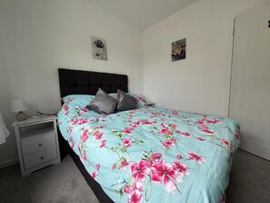 3 makuuhuonetta, silitysrauta/-lauta, ilmainen Wi-Fi, vuodevaatteet