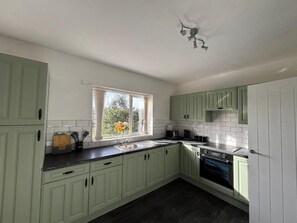 Lemari es, microwave, oven, dan kompor