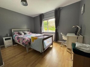 3 dormitorios, tabla de planchar con plancha, wifi gratis y ropa de cama