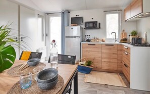 Réfrigérateur, micro-ondes, plaque de cuisson, lave-vaisselle