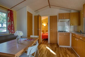 Kühlschrank, Mikrowelle, Herdplatte