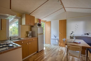 Fridge, microwave, stovetop - ZEcamping 3 étoiles familial piscine chauffée mobil-home 32m2 (Le Bugue)