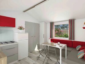 Fridge, microwave, stovetop, dishwasher - ZEcamping 4 étoiles tente TV LV 27m2 (Plomodiern)