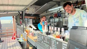 A food truck with a chalkboard menu, a counter, and various condiments. - ZEcamping 4* avec pet friendly piscine couverte à 200m de la plage (Plomodiern)