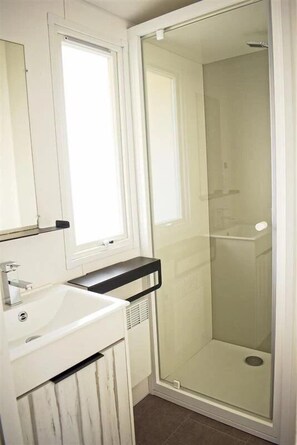 Bathroom - ZEcamping 4* piscine couverte 200m plage dog friendly tente TV LV 54m2 (Plomodiern)