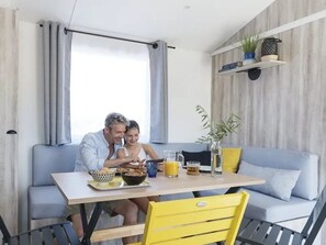 Dining - ZEcamping 4* 200m plage piscine couverte pet friendly tente TV LV 31m2 (Plomodiern)