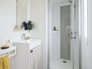 Bathroom - ZEcamping 4* 200m plage piscine couverte pet friendly tente TV LV 31m2 (Plomodiern)