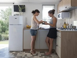 Fridge, microwave, stovetop, dishwasher - ZEcamping 4* 200m plage piscine couverte pet friendly tente TV LV 31m2 (Plomodiern)