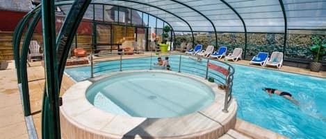 Piscina coperta, una piscina riscaldata