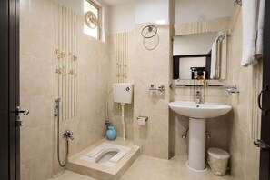 Habitación con 1 cama doble o 2 individuales | Baño | Ducha, artículos de higiene personal gratuitos, toallas y jabón