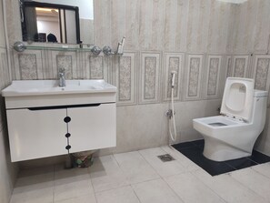 Douche, articles de toilette gratuits, serviettes fournies, savon