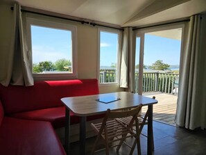 TV, ping pong - ZEcamping 4 étoiles 200m plage piscine couverte tente TV 26m2 (Plomodiern)