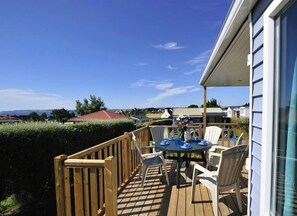Outdoor dining - ZEcamping 4 étoiles 200m plage piscine couverte tente TV 26m2 (Plomodiern)