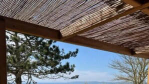 A wooden deck with a view of the sea and hills. - ZEcamping 4 étoiles familial 200m plage piscine couverte tente TV LV (Plomodiern)