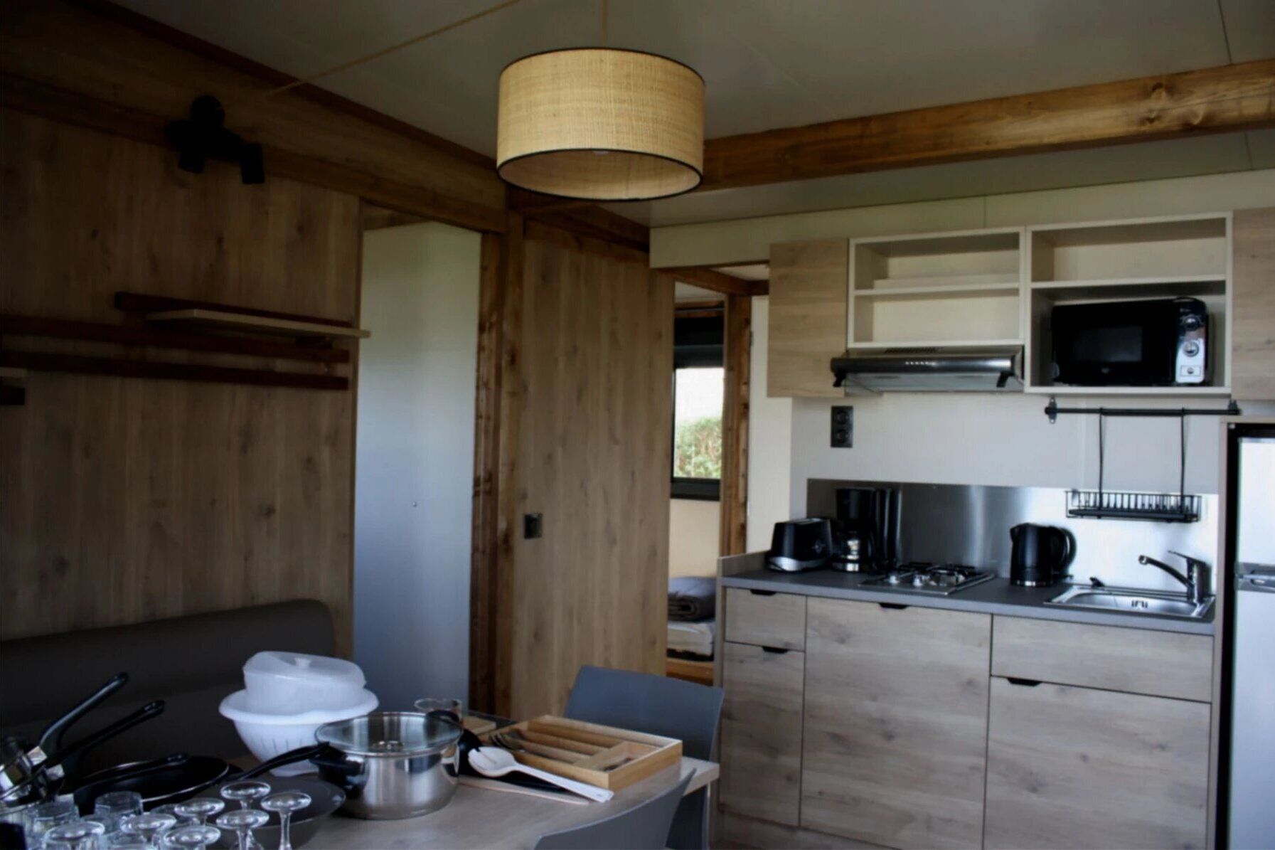 Réfrigérateur, micro-ondes, plaque de cuisson, lave-vaisselle