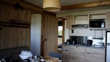 Réfrigérateur, micro-ondes, plaque de cuisson, lave-vaisselle