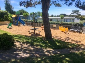 Children’s area - ZEcamping 4* animé 200m plage piscine couverte tente TV 20m2 4 pers (Plomodiern)