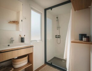 Bathroom - ZEcamping 4* espace aquatique club enfant locatif TV BBQ 28m2 4 pers (Soullans)