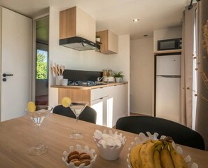 Dining - ZEcamping 4* espace aquatique club enfant locatif TV BBQ 28m2 4 pers (Soullans)