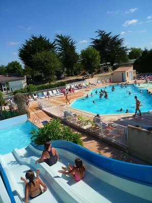 Indoor pool, a heated pool - ZEcamping 4* animé espace aquatique locatif TV BBQ 32m2 6 pers (Soullans)