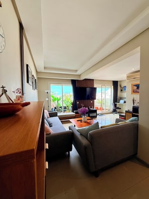 Smart TV - Chic central Studio with private skyline view terrace (Dar-el-Beida)