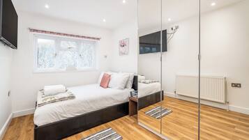 3 bedrooms, iron/ironing board, free WiFi, bed sheets