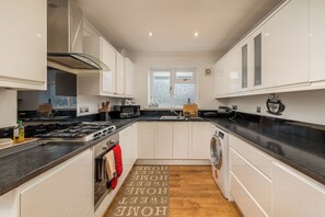 Fridge, microwave, oven, dishwasher - Family Friendly, Cosy 3 bed Home - Pass the Keys (St Albans)