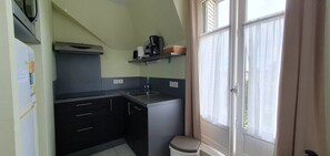 Fridge, microwave, stovetop, dishwasher - ZEcamping dog friendly locatif TV LV 6 pers (Saint-Malo)