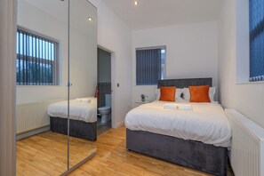 Een strijkplank/strijkijzer, gratis wifi, beddengoed