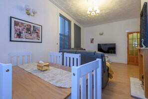 Dining - Newly Refurbished Headingley Home + Free Parking - Pass the Keys (Leeds)