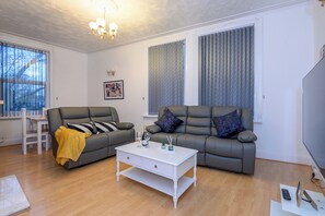 TV - Newly Refurbished Headingley Home + Free Parking - Pass the Keys (Leeds)