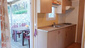 Fridge, microwave, stovetop - ZEcamping 3 étoiles 200m plage locatif TV clim 26m2 6 pers (Hyères)