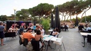 Outdoor dining - ZEcamping 3 étoiles 200m plage locatif TV clim 26m2 6 pers (Hyères)