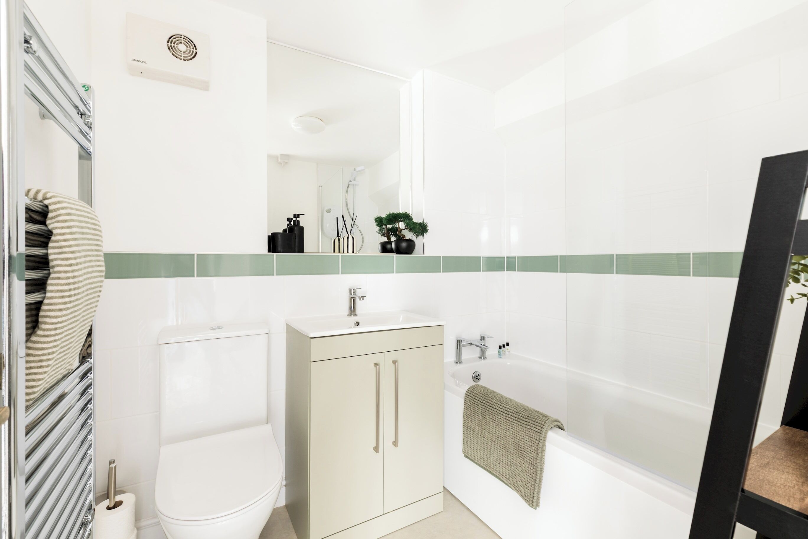 Une salle de bain avec des toilettes, un lavabo et une baignoire.