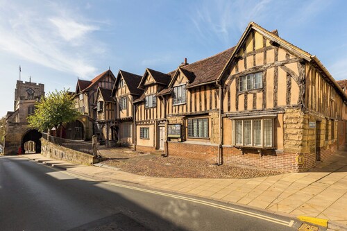 Historic 2 Bed in Central Warwick - Pass the Keys