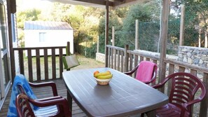 Outdoor dining - ZEcamping 3* 200m plage locatif TV clim 26m2 6 pers (Hyères)