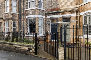 Exterior - Gorgeous Victorian Town-house in York with Parking - Pass the Keys (York)