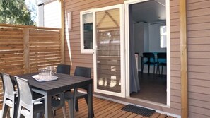 Outdoor dining - ZEcamping 3* 200m plage locatif TV clim 22m2 4 pers (Hyères)