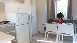 Fridge, microwave, stovetop - ZEcamping 3* 200m plage locatif TV clim 22m2 4 pers (Hyères)