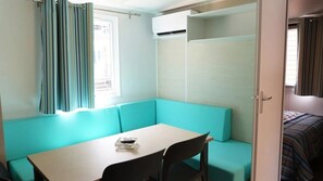 Dining - ZEcamping 3 étoiles 200m plage locatif TV clim 28m2 6 pers (Hyères)