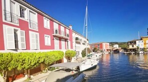Marina - ZEcamping 3 étoiles 200m plage locatif TV clim 28m2 6 pers (Hyères)
