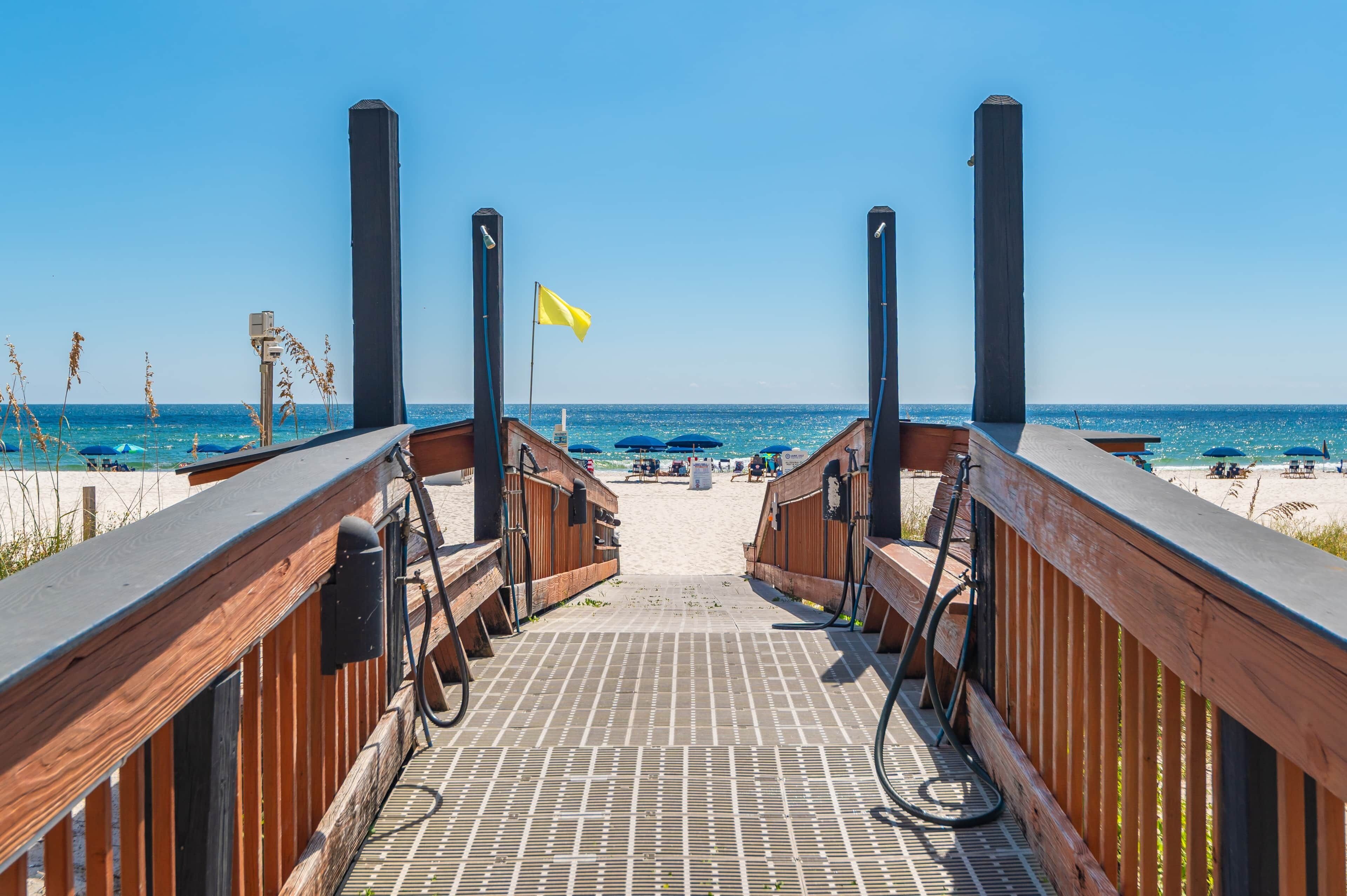 En la playa, camastros y toallas de playa 