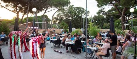 屋外ダイニングエリア