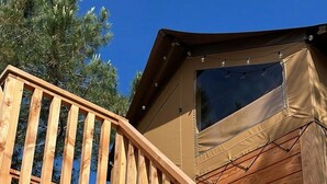 Una escalera de madera que lleva a una cabaña con ventana y puerta.