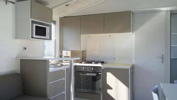 Fridge, microwave, stovetop