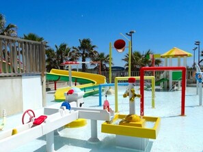 Children’s area - ZEcamping 4* piscine chauffée mobil-home TV BBQ clim 23m2 4 pers (Portiragnes)