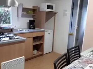 Fridge, microwave, stovetop - ZEcamping 3* piscine chauffée animaux acceptés locatif BBQ 6 pers (Saucède)