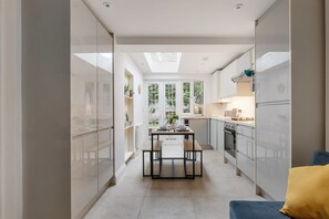 Fridge, microwave, oven, stovetop - Elegant 3BR | W/ Open Garden | Wknd. Parking | ST (Greater London)