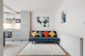 TV - Elegant 3BR | W/ Open Garden | Wknd. Parking | ST (Greater London)